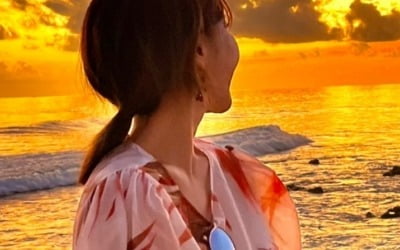 '이지훈♥' 아야네, 결혼식 2번→트로피컬 원피스 입고 신행 중 사랑스러운 옆태 [TEN★]