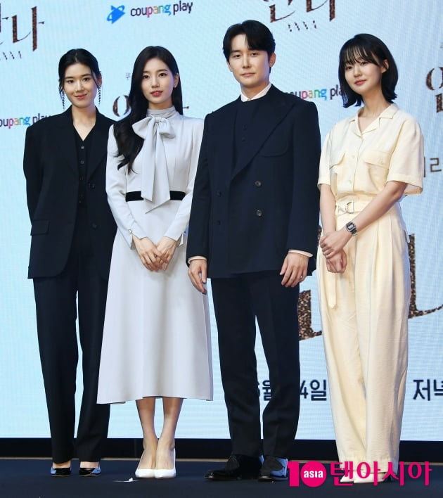 [TEN 포토] 정은채-수지-김준한-박예영 '안나 기대하세요'