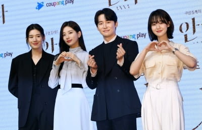 [TEN 포토] 정은채-수지-김준한-박예영 '안나 사랑해'