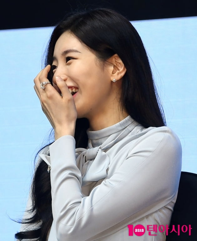 [TEN 포토] 수지 '미모에 빠져드네'