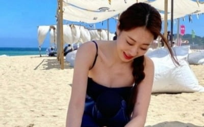경리, 해수욕장에서 '과감 글래머' 자태…"댕댕이랑"[TEN★]