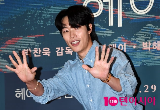 [TEN 포토] 류준열 '스윗한 인사'