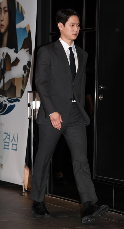 [TEN 포토] 고경표 '완벽한 수트핏'