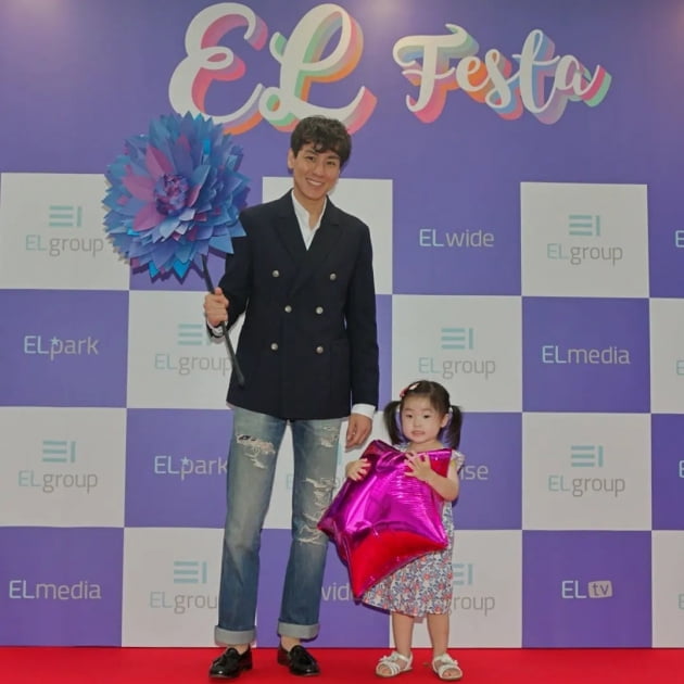 윤남기, '♥이다은 미니미' 딸과 행사장서 포토 타임…온가족 셀럽 [TEN★]