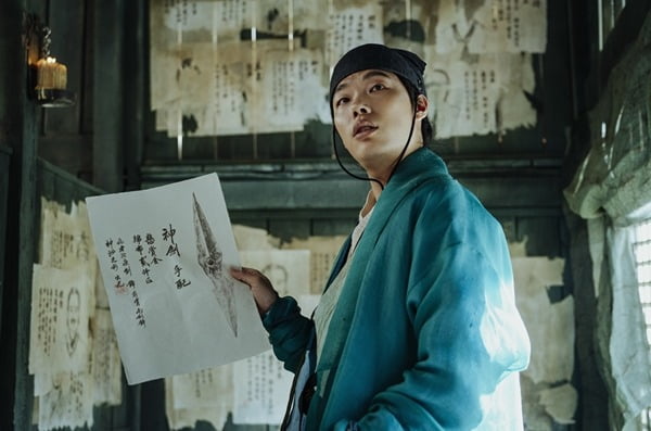 얼치기 류준열→가드 김우빈·천둥 쏘는 김태리…상상 초월 SF판타지('외계+인')