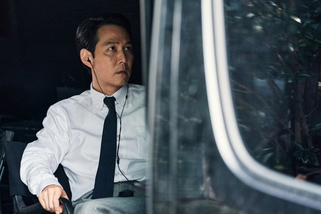 "4년간 결실" 이정재, 30년차 배우의 화려한 변신…각본·연출·연기 '올라운더'('헌트')