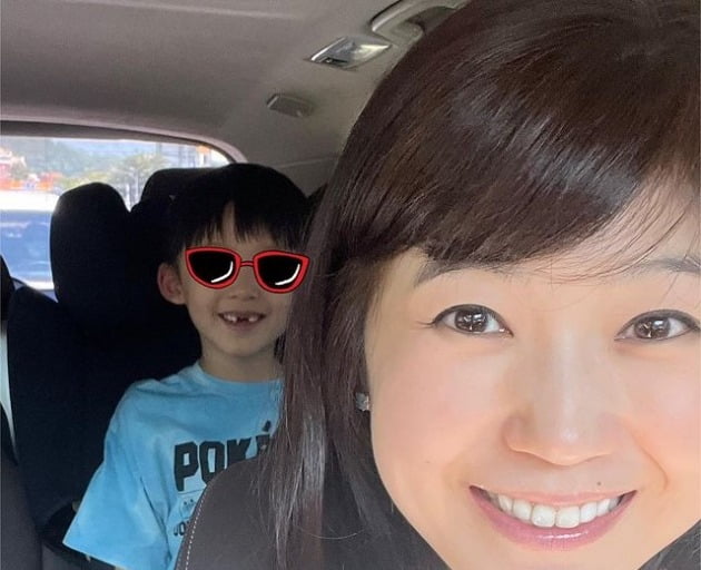 '금융맨♥' 강수정, 앞니 두 개 빠진 아들과 찰칵 "매일 싸워도 세상 귀여운"[TEN★]