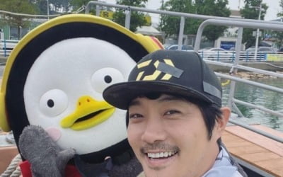 '9살 연하♥'KCM, 펭수 만났다…배 위에서 다정 한 컷[TEN★]