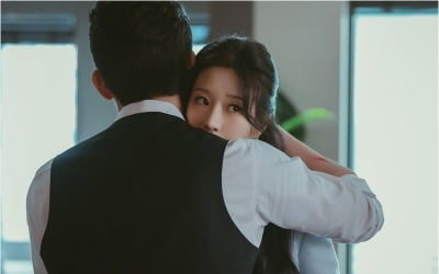 서예지, 남편 앞에서 박병은과 아찔 스킨십 '충격' ('이브')