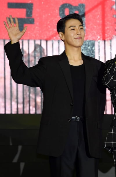 [TEN 포토] 이현우 '스윗한 손인사'