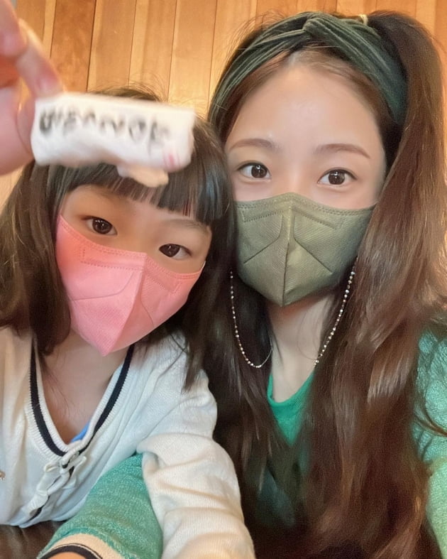 '문희준♥' 소율, D라인이 옷에 가려지는 '임신 8개월'…'단짝꿍'과 점심데이트[TEN★]