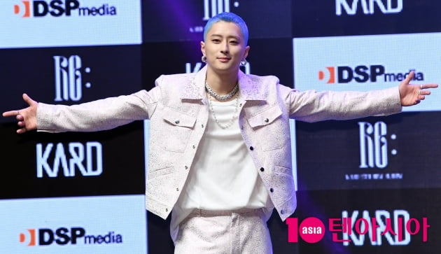 [TEN 포토] 카드 제이셉 '군백기 마쳤어요'