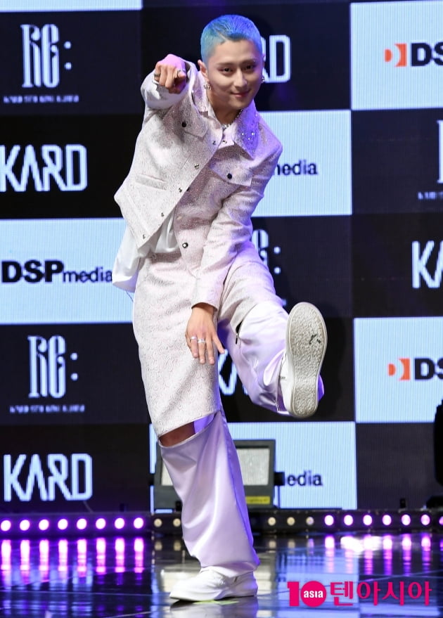 [TEN 포토] 카드 제이셉 '전역해서 기뻐요'