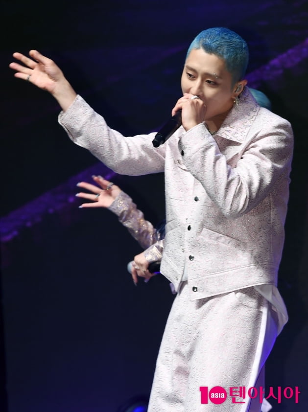 [TEN 포토] 카드 제이셉 '얼마만에 무대인가'