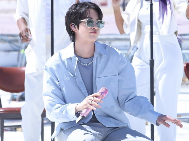 방탄소년단 진, 햇살보다 눈부신 청량한 매력