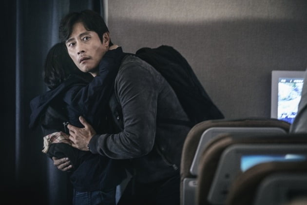 이병헌, 딸 지키고 싶은 아빠…2만 8000피트 위 극한 공포에 도전('비상선언')