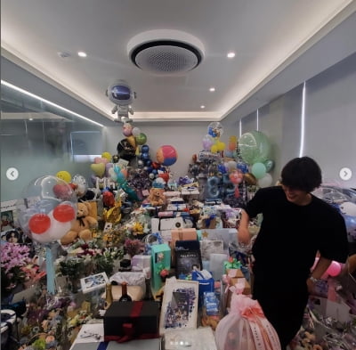 이민호, 세계팬들이 보낸 어마어마한 생일 선물들....방이 넘처나네[TEN★]