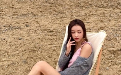 오마이걸 유아, 모래 위 여신 모먼트…'치명 각선美' 눈길[TEN★]
