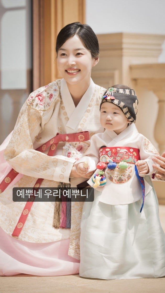 '첫돌 맞은 딸 엄마' 한지혜 "나만 신났네!"…이 3개 난 '귀요미' 딸에 싱글벙글[TEN★]