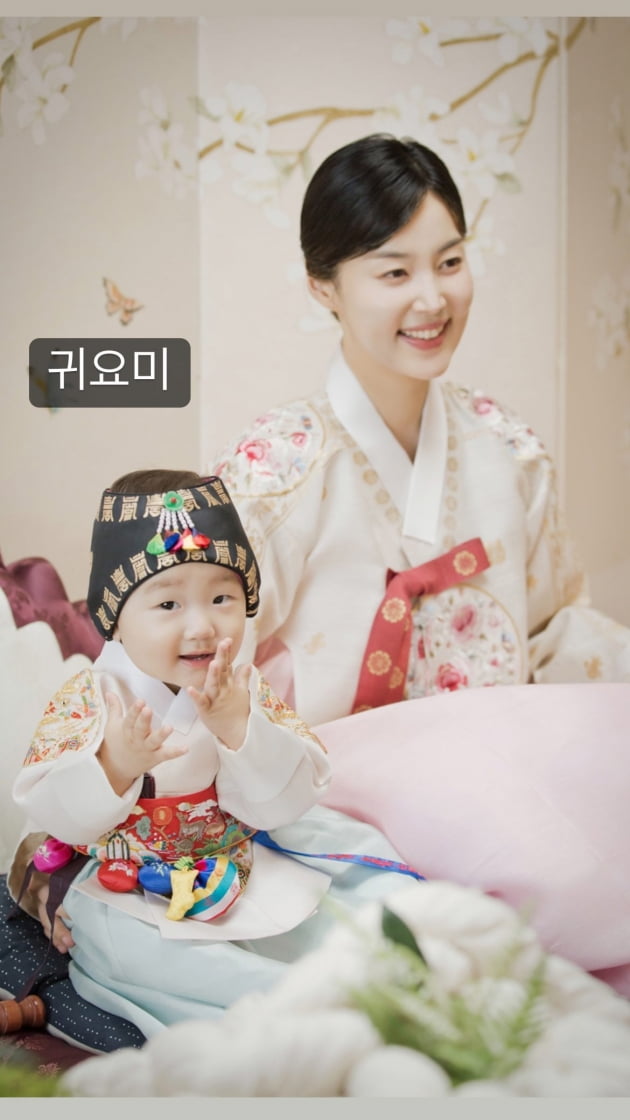 '첫돌 맞은 딸 엄마' 한지혜 "나만 신났네!"…이 3개 난 '귀요미' 딸에 싱글벙글[TEN★]