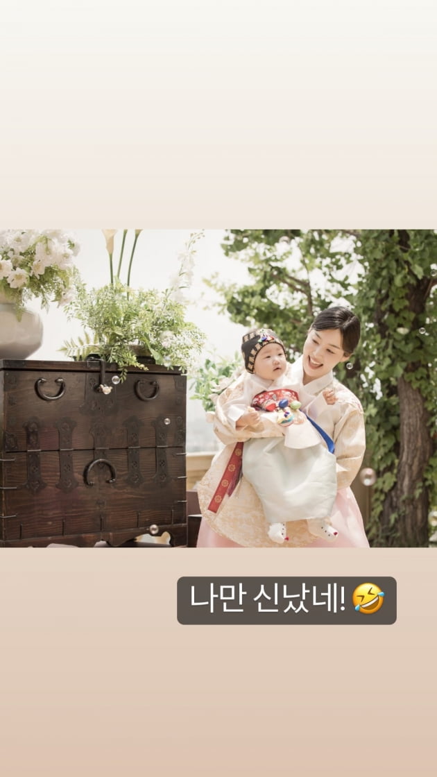 '첫돌 맞은 딸 엄마' 한지혜 "나만 신났네!"…이 3개 난 '귀요미' 딸에 싱글벙글[TEN★]