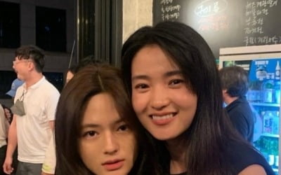 김태리, '아가씨' 어린 히데코와 한 컷…치아 보이는 '행복 미소'[TEN★]