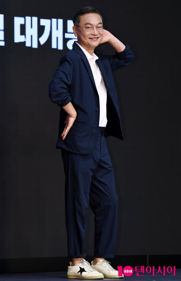 [TEN 포토] 김의성 '상상을 뛰어넘는 포즈'