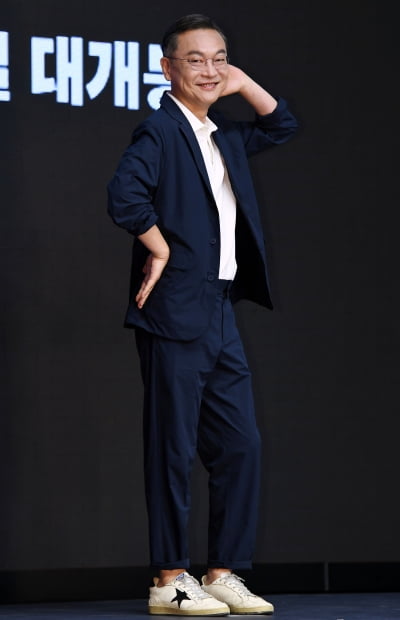 [TEN 포토] 김의성 '상상을 뛰어넘는 포즈'