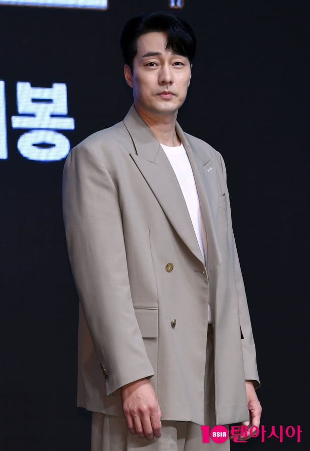[TEN 포토] 소지섭 '태평양 어깨'