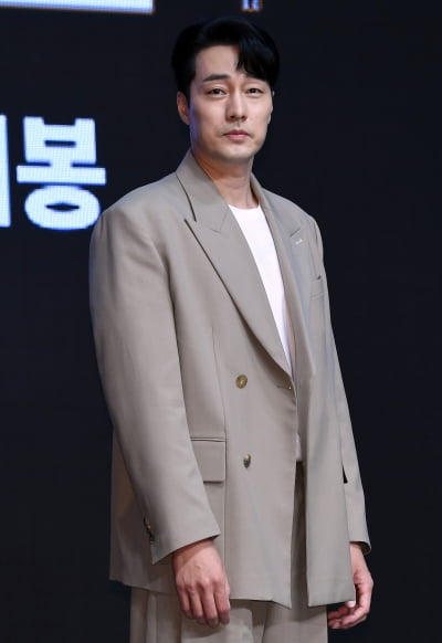 [TEN 포토] 소지섭 '태평양 어깨'