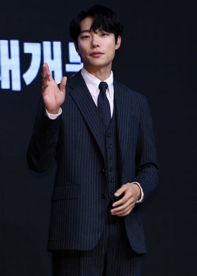 [TEN 포토] 류준열 '완벽한 수트핏'