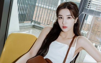 권은비, 노출 살짝만 해도 섹시미…쇄골에 물 차겠어[TEN★]
