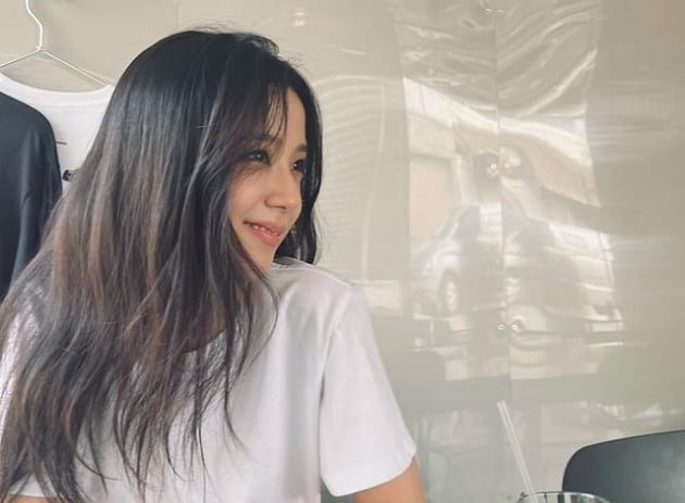 블랙핑크 지수, 흰 티셔츠 하나만 입어도 빛나네…완벽한 옆 선[TEN★]