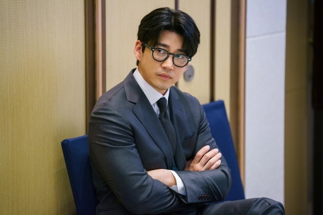 배우 윤계상./사진=디즈니+ '키스 식스 센스' 스틸컷