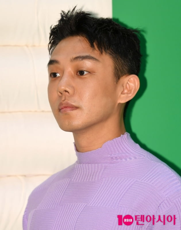 [TEN 포토] 유아인 '샤프한 옆선'