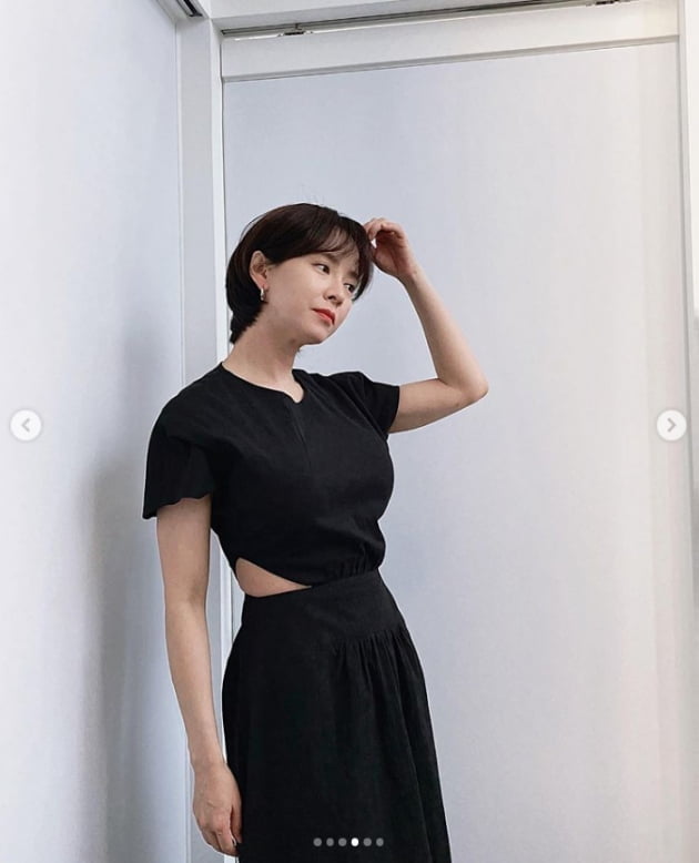 송지효, 허리 뚫린 원피스 입고 섹시하게...개미허리[TEN★]