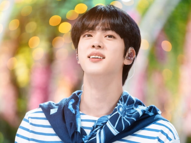 방탄소년단 진, 77문 77답 인터뷰中 “새롭게 찾아올 모습을 믿고 지켜봐 달라”