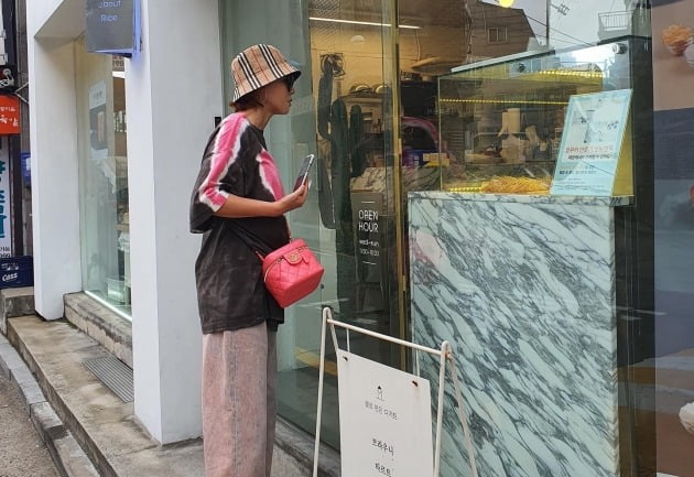 '50대' 김성령, 제정신 아닌 패션이라더니…명품 C사와 B사로 도배[TEN★]