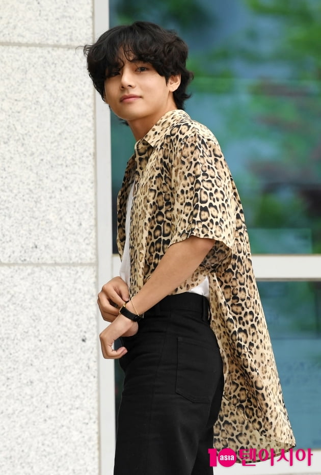 [TEN 포토] 방탄소년단 뷔 '심쿵 눈맞춤'