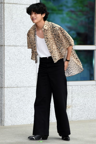 [TEN 포토] 방탄소년단 뷔 '무언가 끌리는 매력이 있는 이 남자'