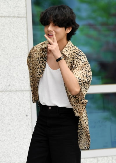 [TEN 포토] 방탄소년단 뷔 '여심 강탈범의 브이'