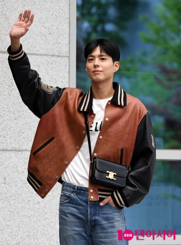 [TEN 포토] 박보검 '손인사도 멋스럽게'