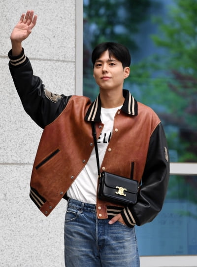 [TEN 포토] 박보검 '손인사도 멋스럽게'