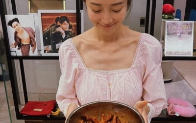 서하얀, ♥임창정 먹고 싶단 건 다 만드는 내조의 여왕…흰 원피스에 빨간 양념 다 튀었네 [TEN★]