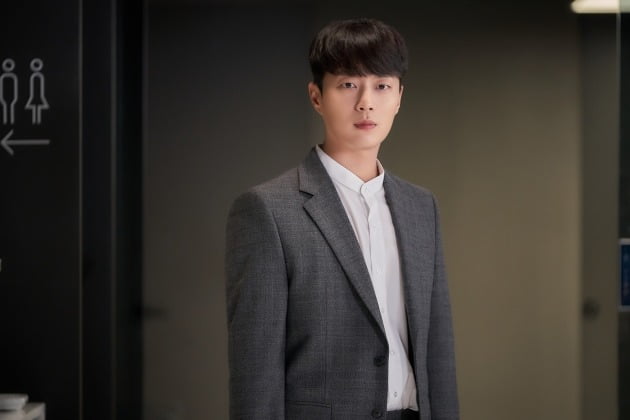 '구필수는 없다' 윤두준 스틸컷./사진제공=KT스튜디오지니