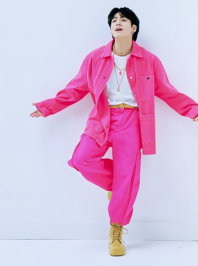 방탄소년단 정국, 협업곡 '레프트 앤 라이트' 발매 응원…아미 서포트 '눈길'