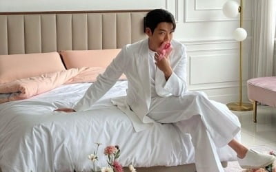 김우빈, ♥신민아에게 프로포즈하면 이런 느낌? 선물+꽃다발 '심쿵' [TEN★]