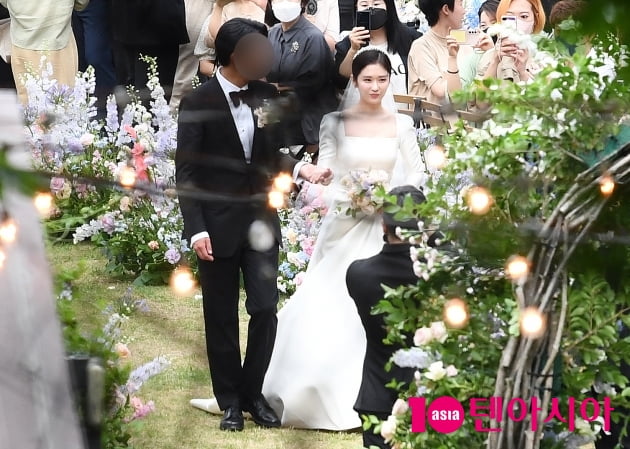 [종합] 장나라♥ 6살 연하 신랑, 키스 후 미소 폭발 [단독포착] 