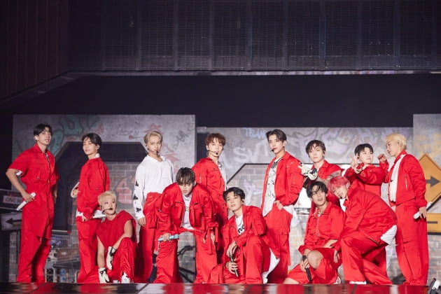 [종합] '태양'이 된 세븐틴, 캐럿 함성+박수 품고 더 찬란하게
