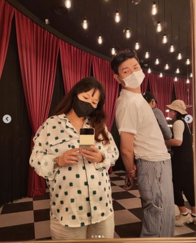 '홍현희♥' 제이쓴, 전시장 돌며 태교중...잠옷 아니죠?[TEN★]